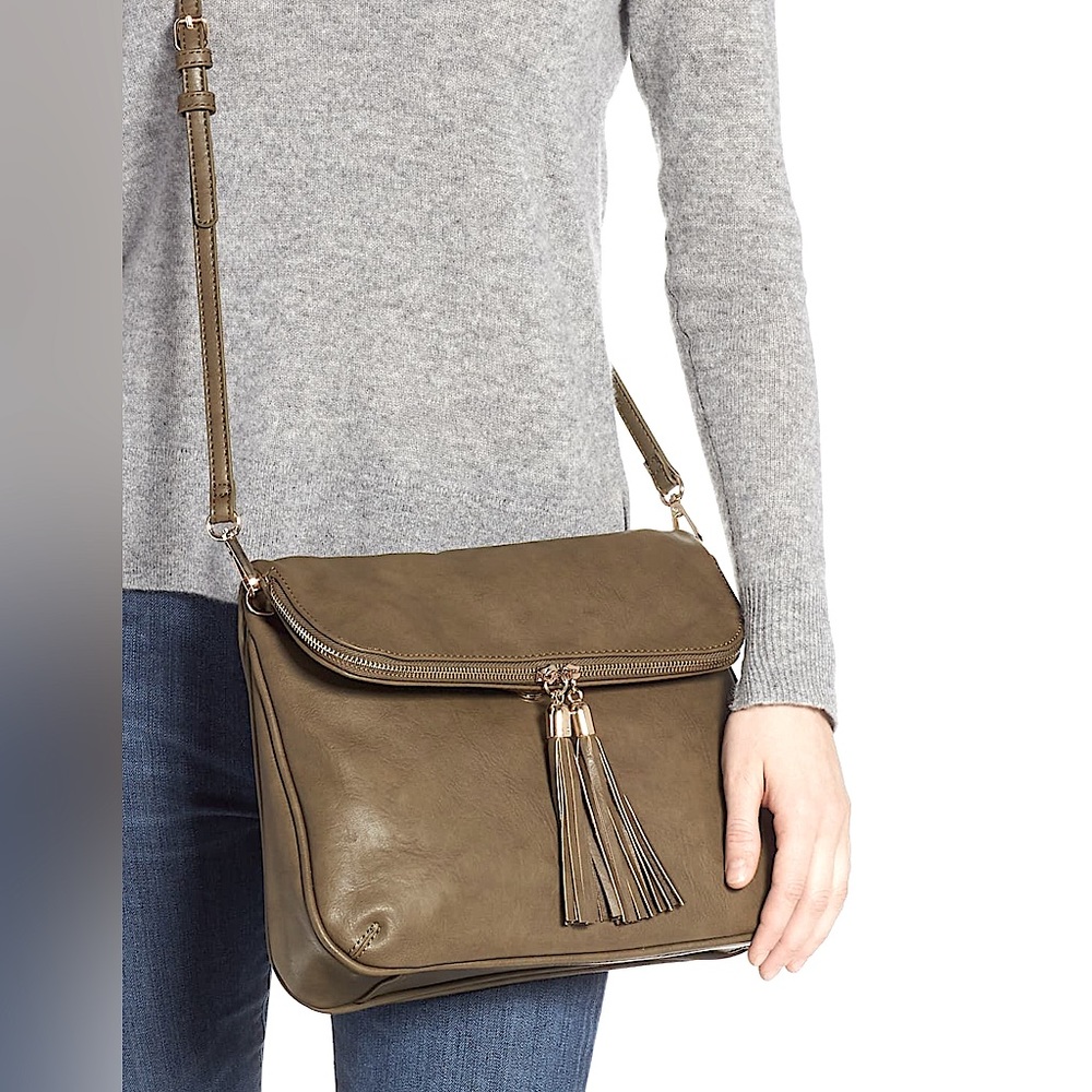 BP by Nordstrom 💚Fold over Convertible Crossbody Bag w/ Tassels🤍